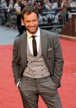 Actor Jude Law famous for his several relationships gets ready for Knights of the Round table: King Arthur 