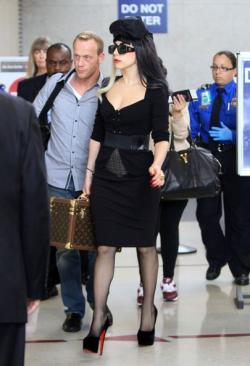 Lady Gaga suns everyone in airport